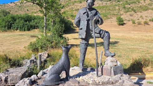 Monumento al pastor, en Robledo de Caldas.| GREGORIO FERNÁNDEZ CASTAÑÓN