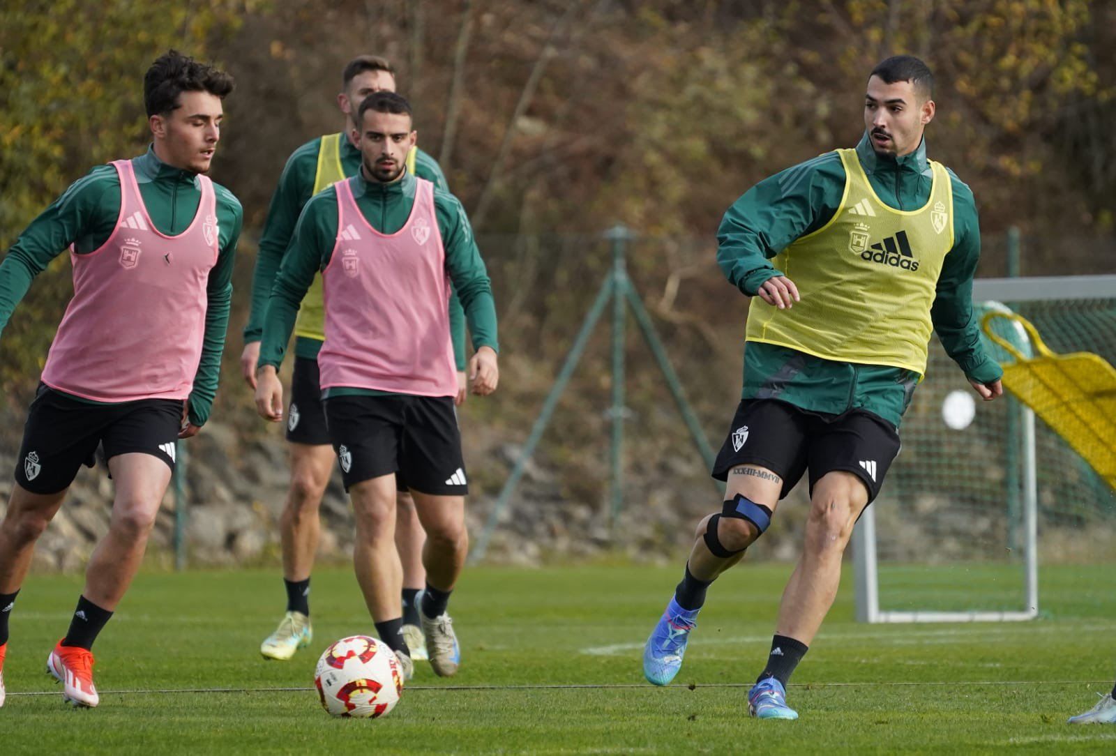 Lancho durante el entrenamiento del pasado jueves con la protección en su rodilla | SDP