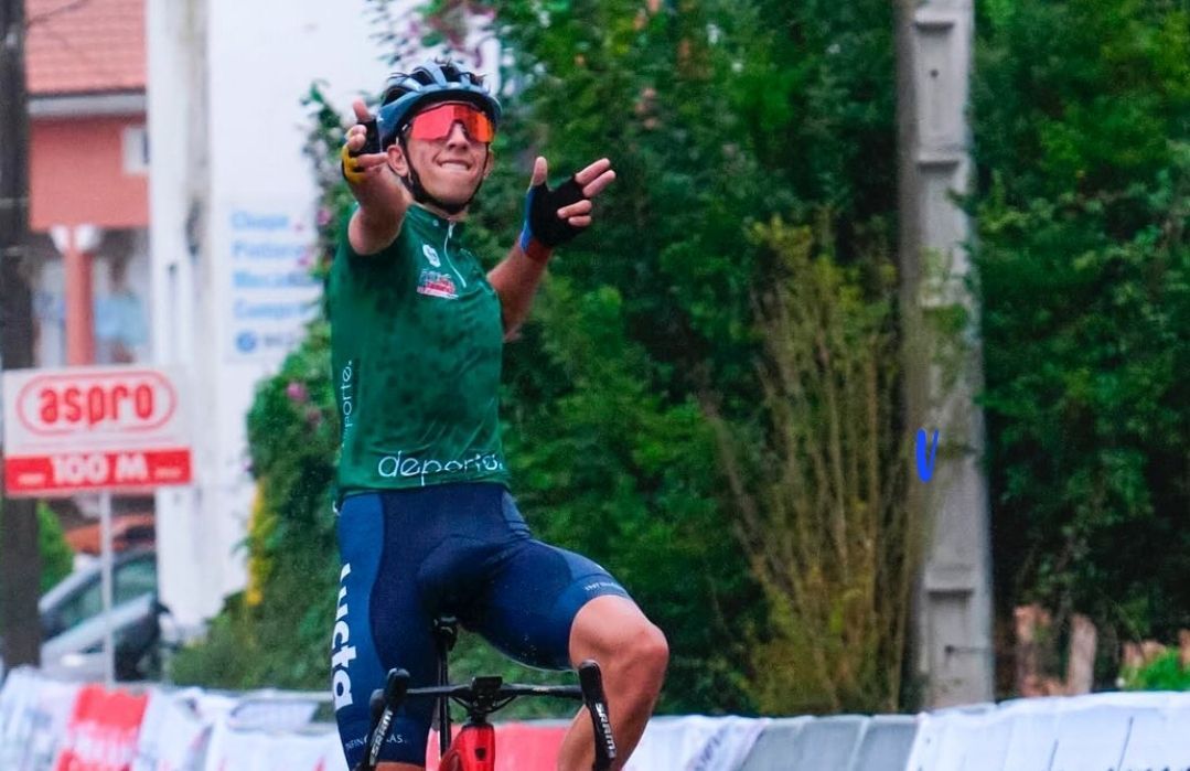 Héctor Álvarez celebrando la victoria en la Vuelta a Cantabria.  L.N.C.