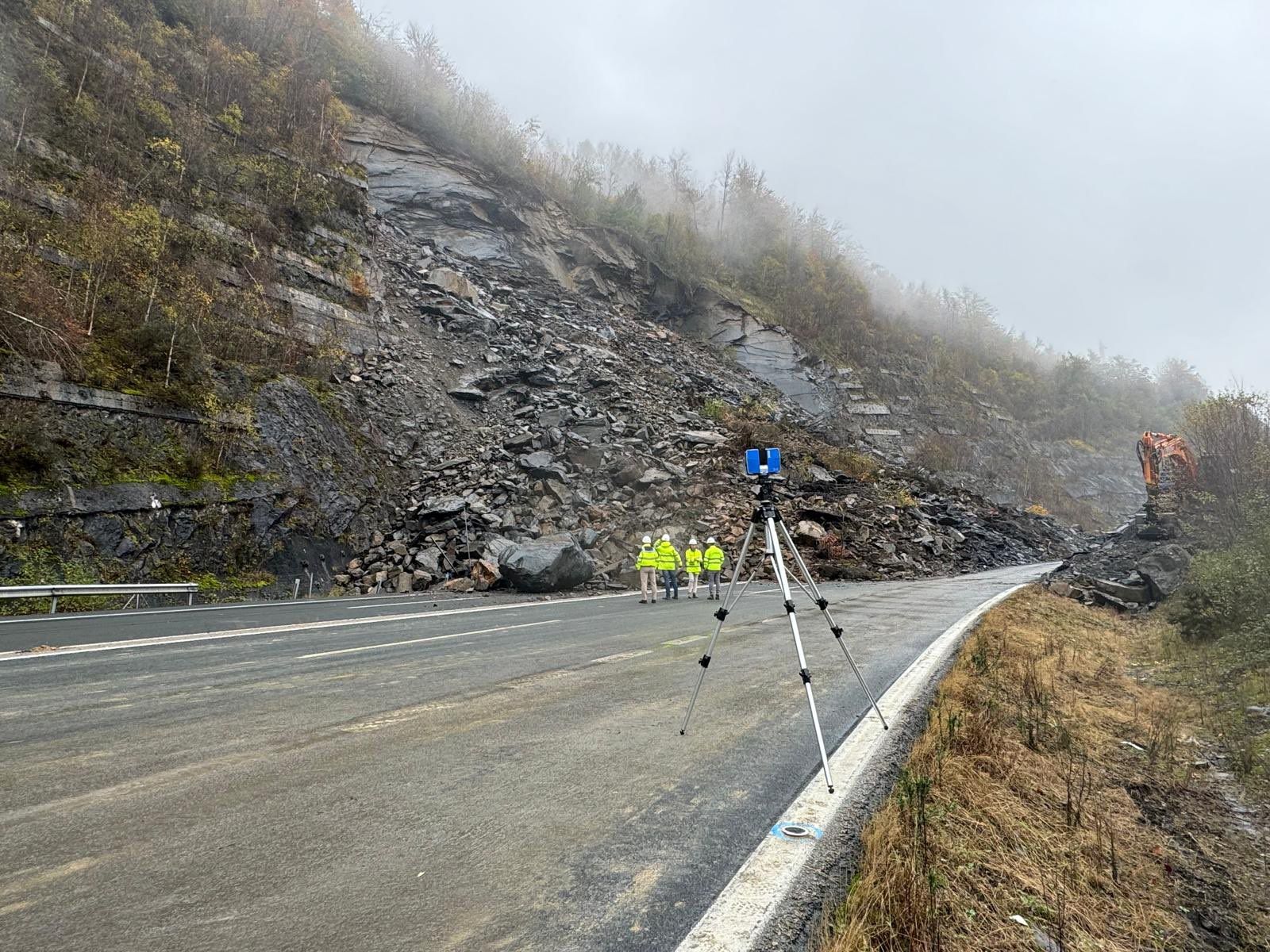 Imagen de los trabajos que se llevan a cabo en la AP-66.