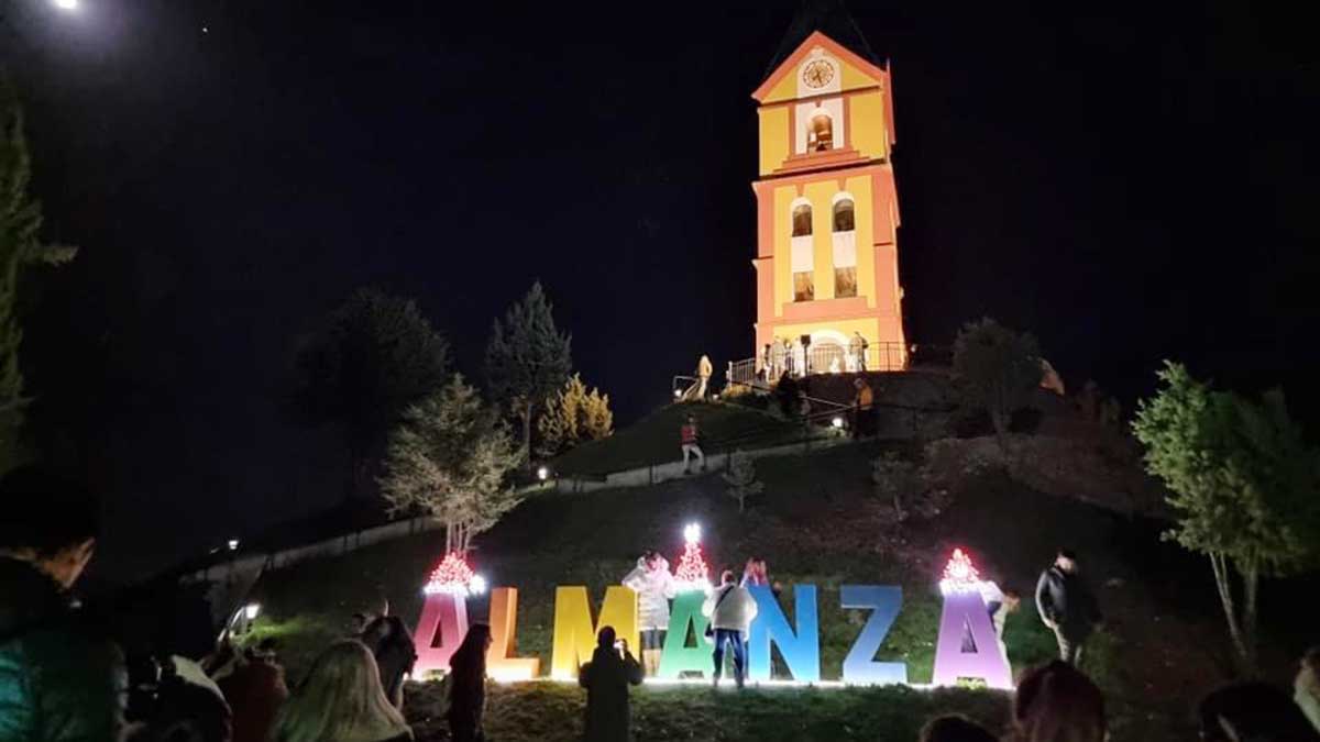 Imagen de archivo de turistas visitando la iluminación navideña de Almanza.| L.N.C.