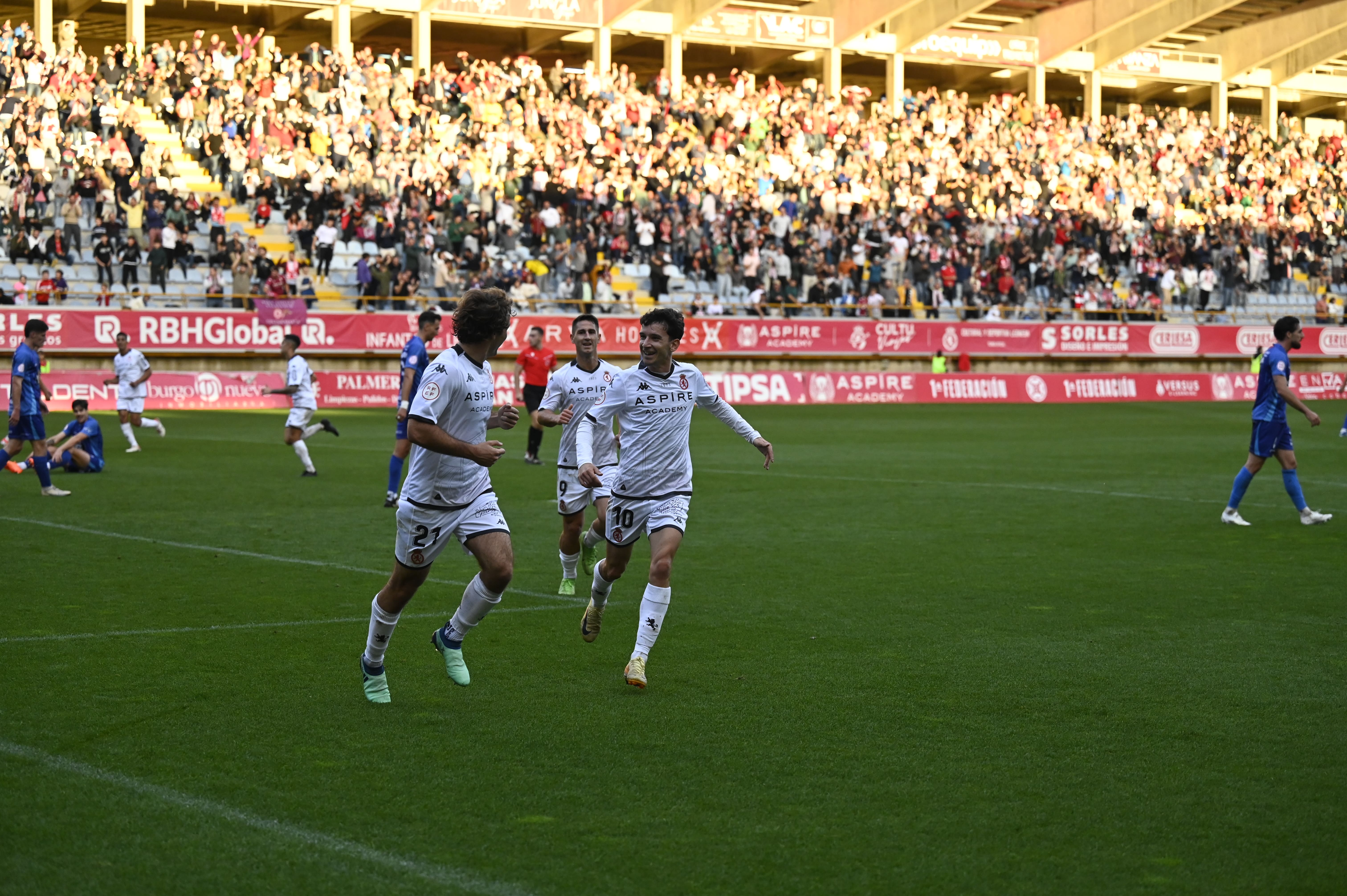 Artola celebrando con Chacón un gol en el Reino. | SAÚL ARÉN