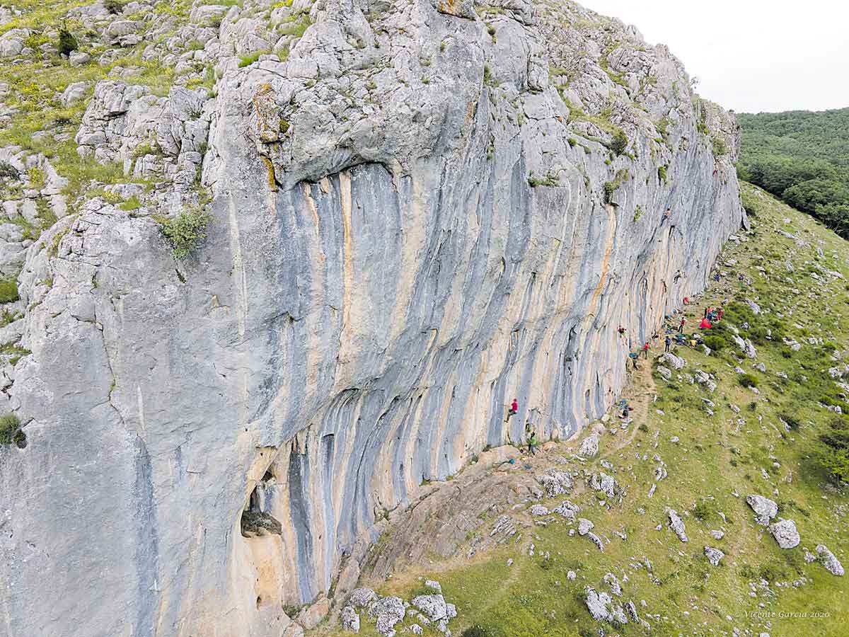 En las proximidades de Valdehuesa hay una zona de vías de escalada. VICENTE GARCÍA