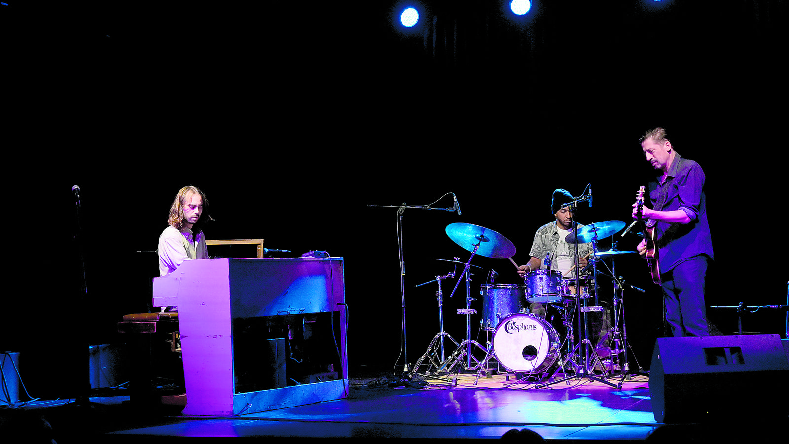 El trío de Llorenç Barceló, teclista de Rosalía en su gira ‘Motomami’, ofreció ayer un concierto en el Teatro Albéitar de la capital leonesa. | REPORTAJE GRÁFICO DE MAURICIO PEÑA