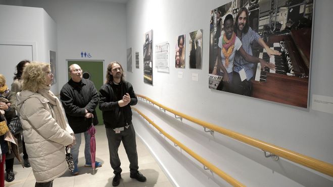 El organista inauguró una muestra con motivo del Famol, que podrá visitarse en el hall del Teatro Albéitar hasta el próximo 20 de diciembre