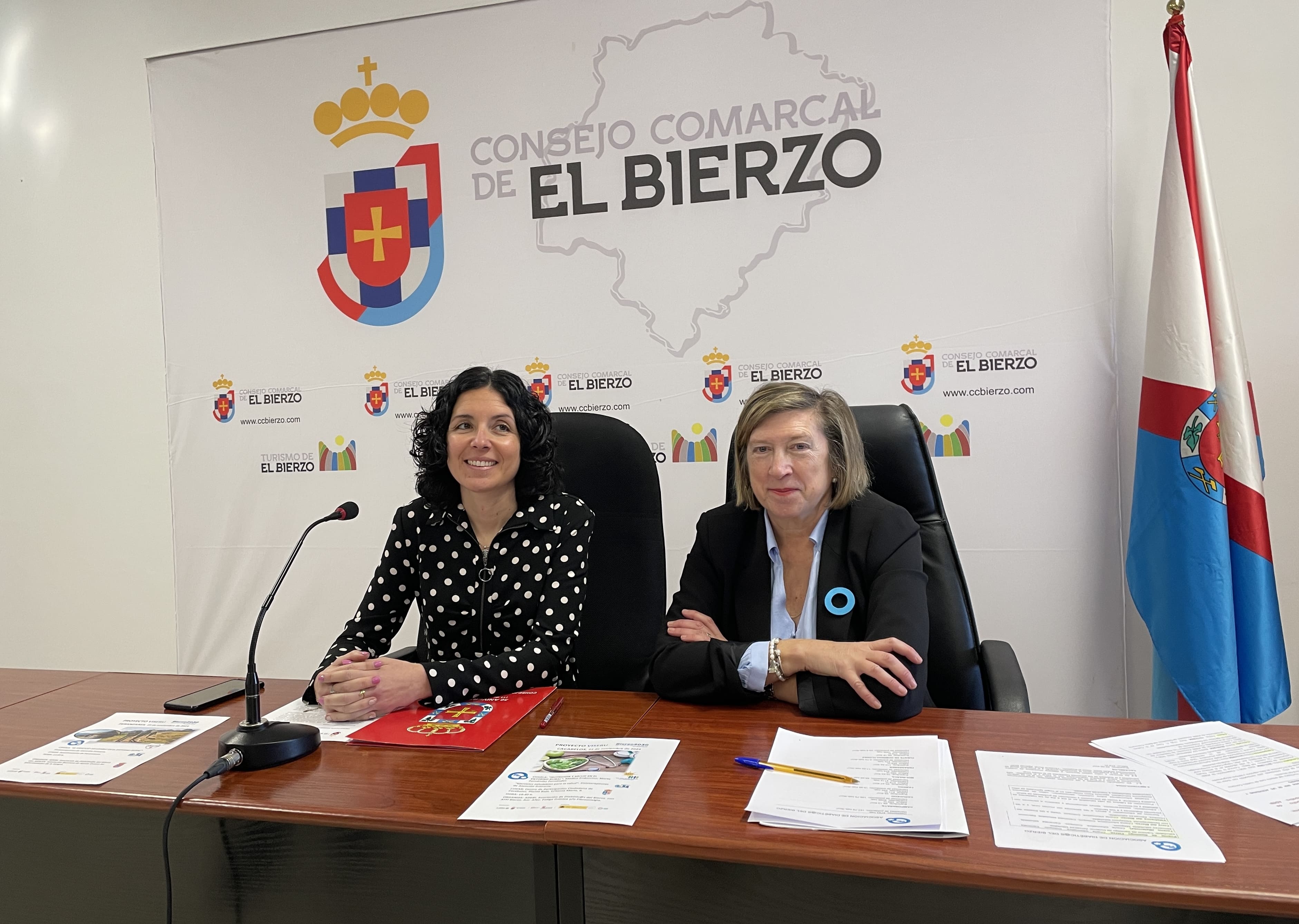 Laura Fernández y María Antonia Gancedo, en la presentación del proyecto. | JAVIER FERNÁNDEZ