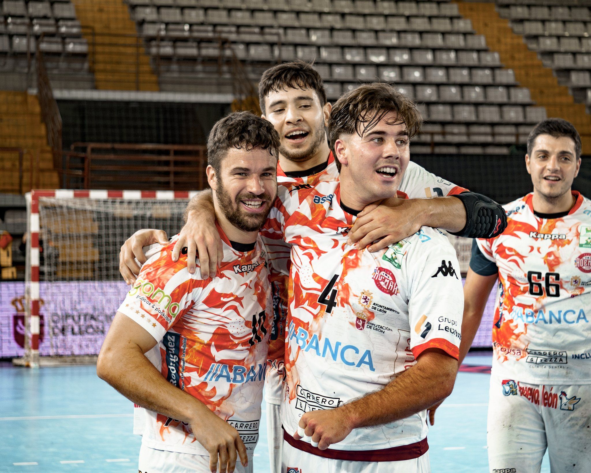 Celebración de los jugadores del Ademar tras ganar ante Nava