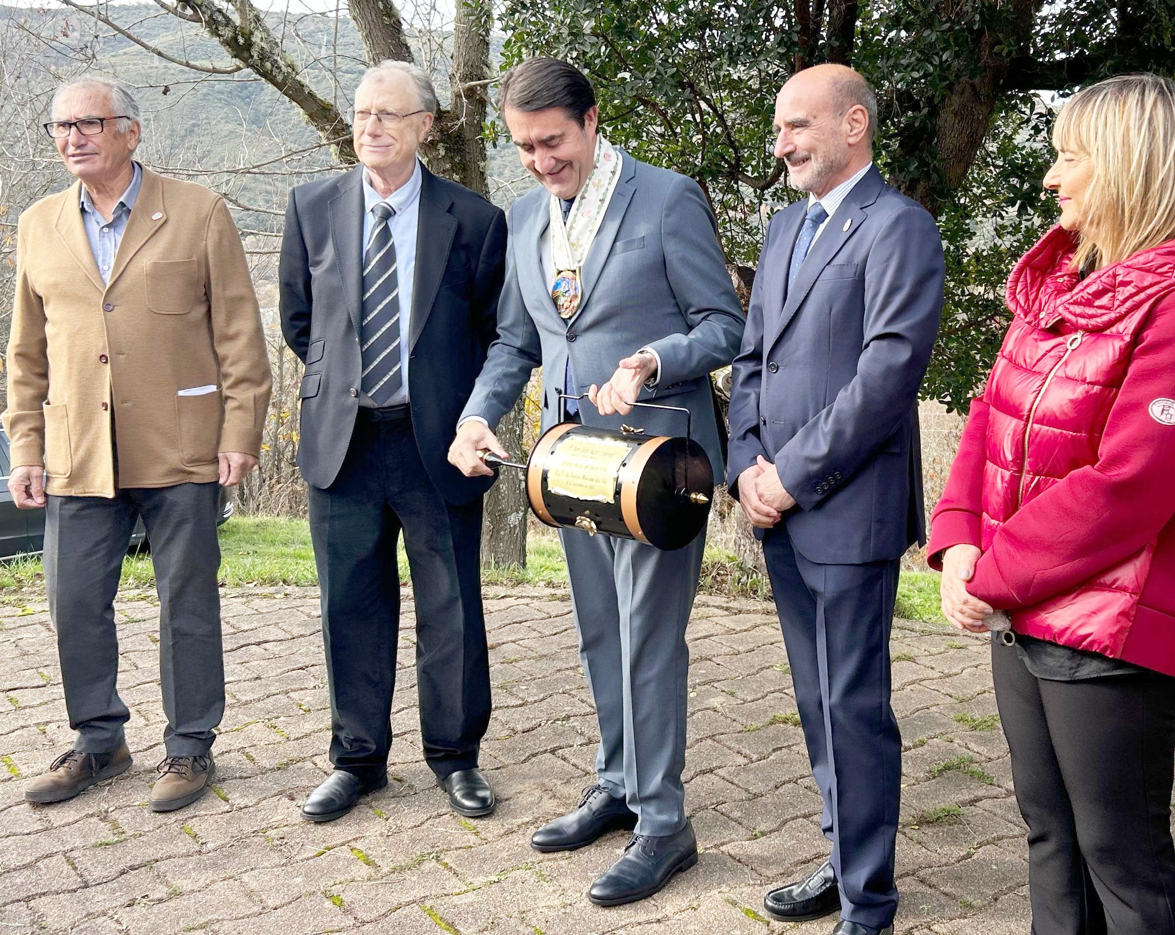 Juan Carlos Suárez-Quiñones recibe el nombramiento de Castañero Mayor del Bierzo. | ICAL