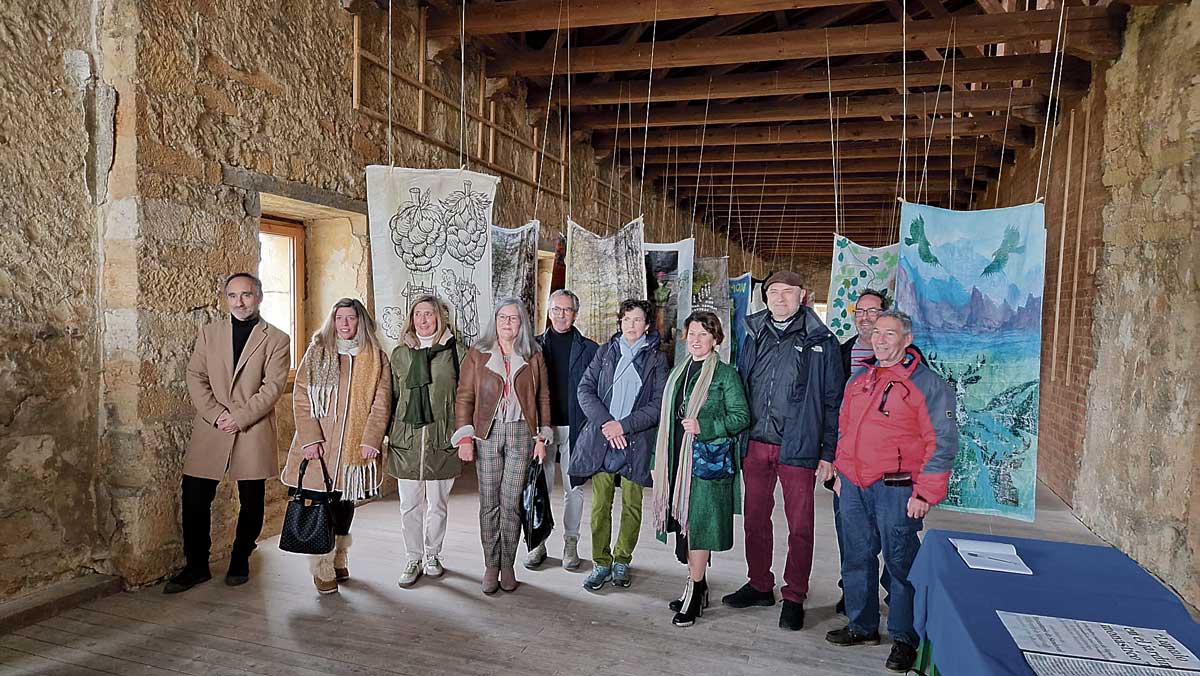 Artistas del colectivo Arte público que acudieron a la inauguración de la exposición en el monasterio de Sandoval.