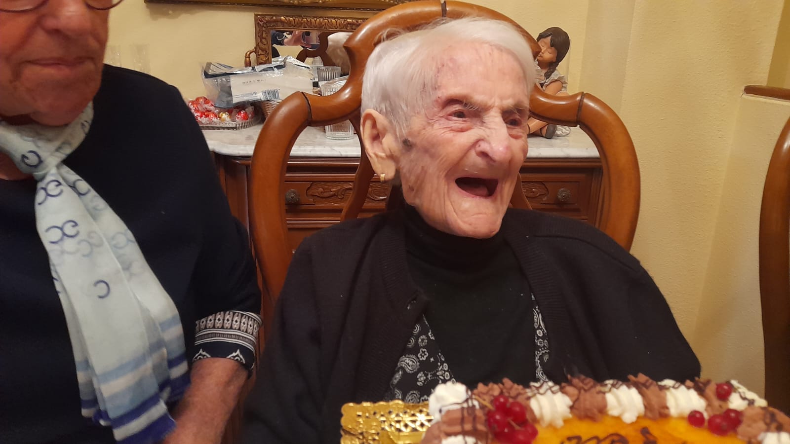 Felicitas soplando las velas de su cumpleaños. | MAR IGLESIAS