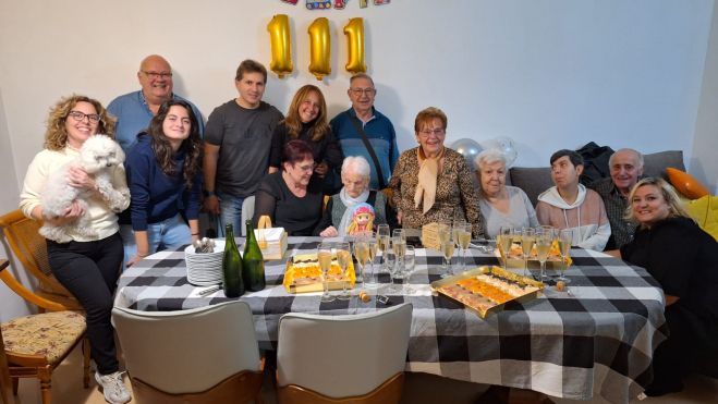 Felicitas con su familia y la concejala de Sabadell. | MAR IGLESIAS