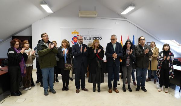 Aplauso con el que rompió el minuto de silencio el Consejo Comarcal. | ICAL