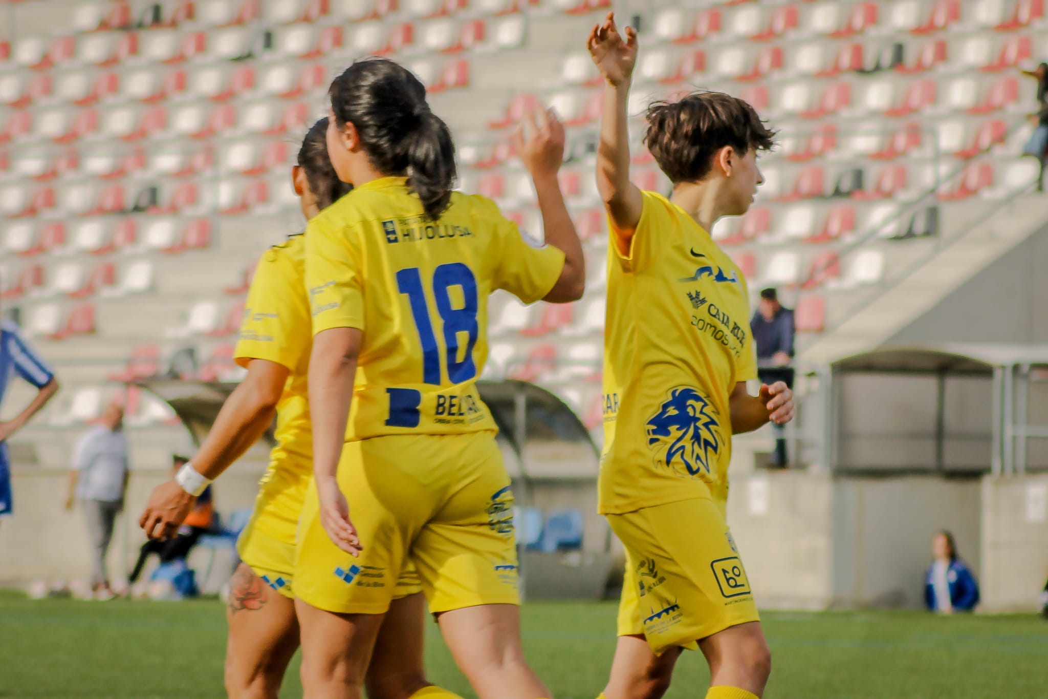 Momento de la celebración de uno de los cinco goles el Olímpico ante el Romanón |AROA CAÑO