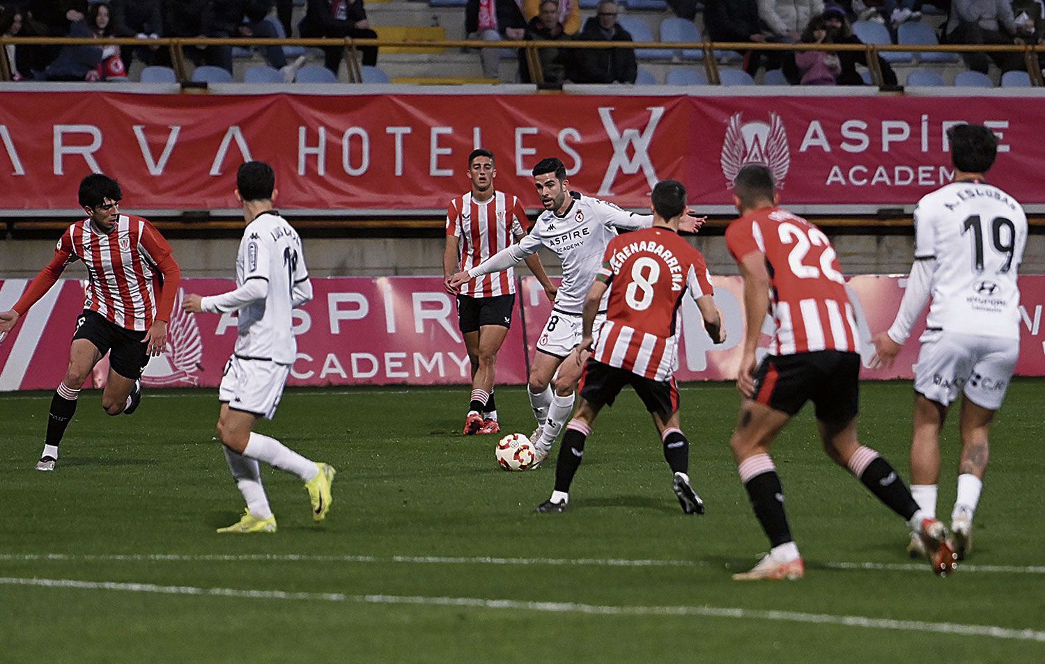 Barri da un pase entre defensores del Athletic B. | SAÚL ARÉN