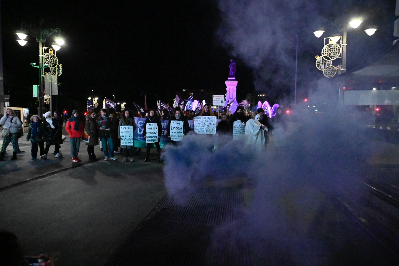 Cientos de personas han participado en la manifestación del 25-N en León. | SAÚL ARÉN