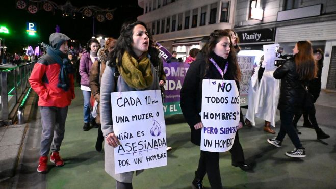 Dos manifestantes en León. | SAÚL ARÉN