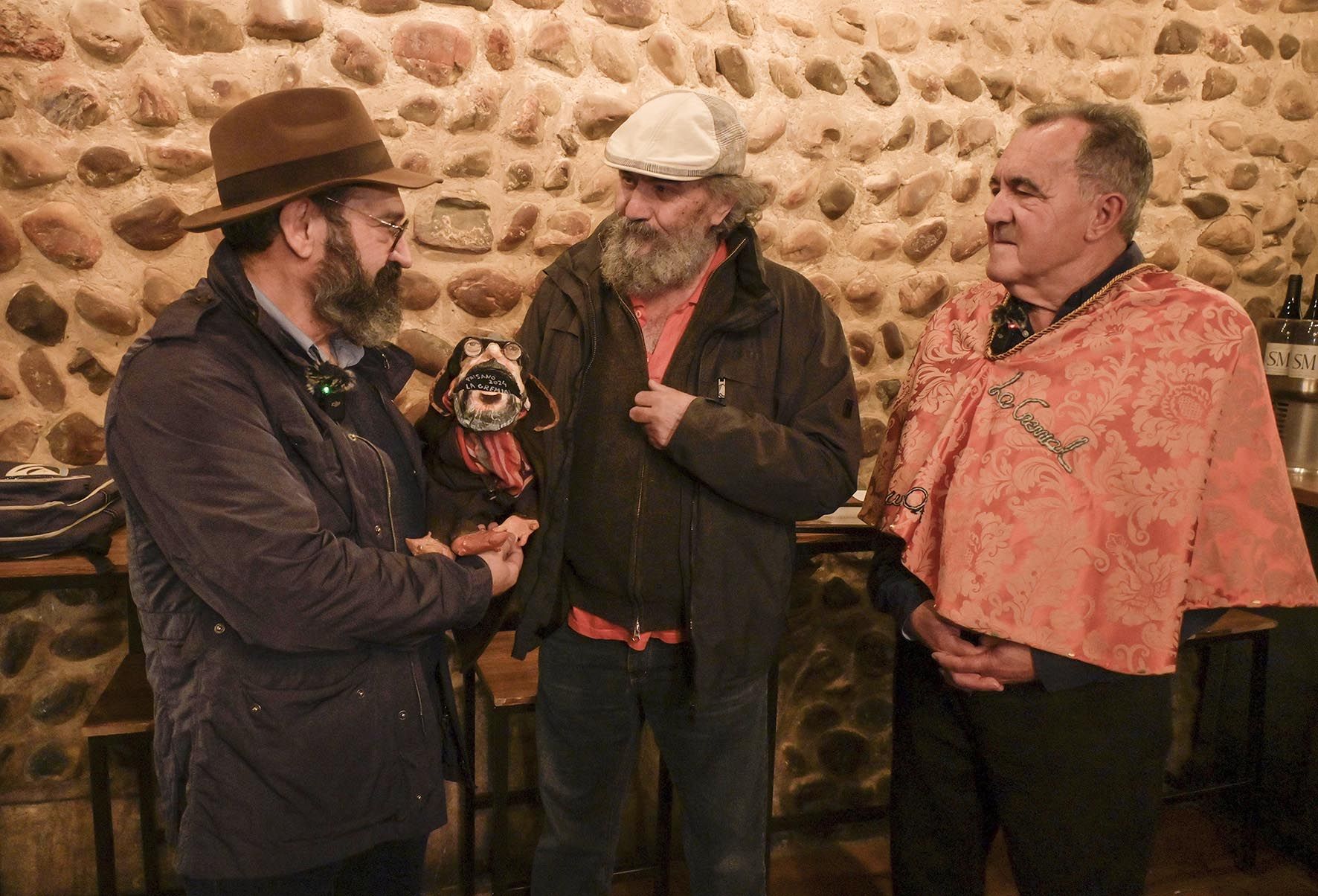 Antonio Barreñada, Fulgencio Fernández y Eduardo López Casado durante la entrega de la marioneta. | L.N.C.