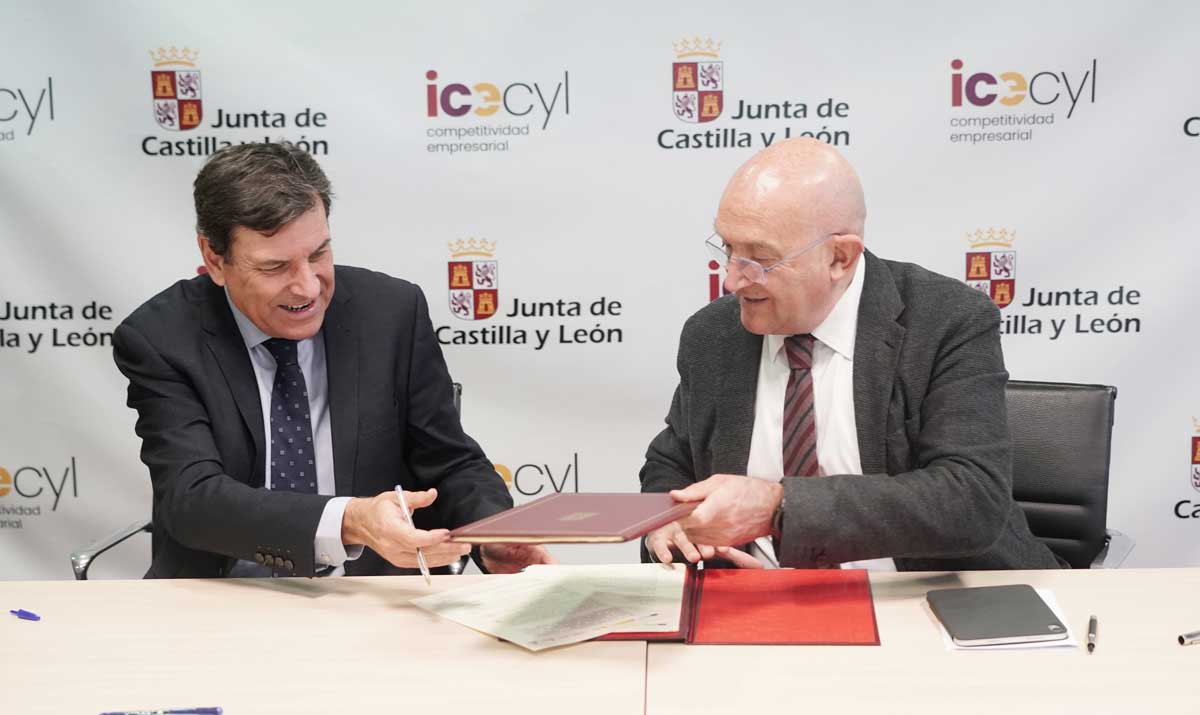 Carlos Fernández Carriedo y Jesús Julio Carnero durante la firma del convenio. | RUBÉN CACHO (ICAL)