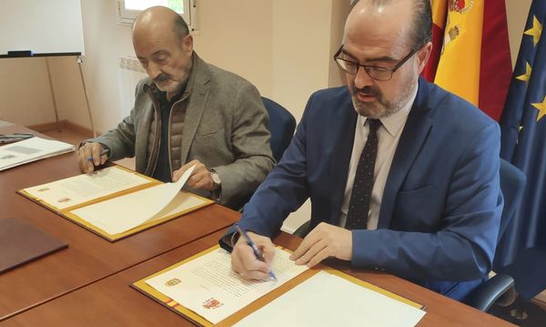 Firma de la inversión en el Boeza por los mandatarios de CHMS y del Ayuntamiento de Ponferrada. | ICAL