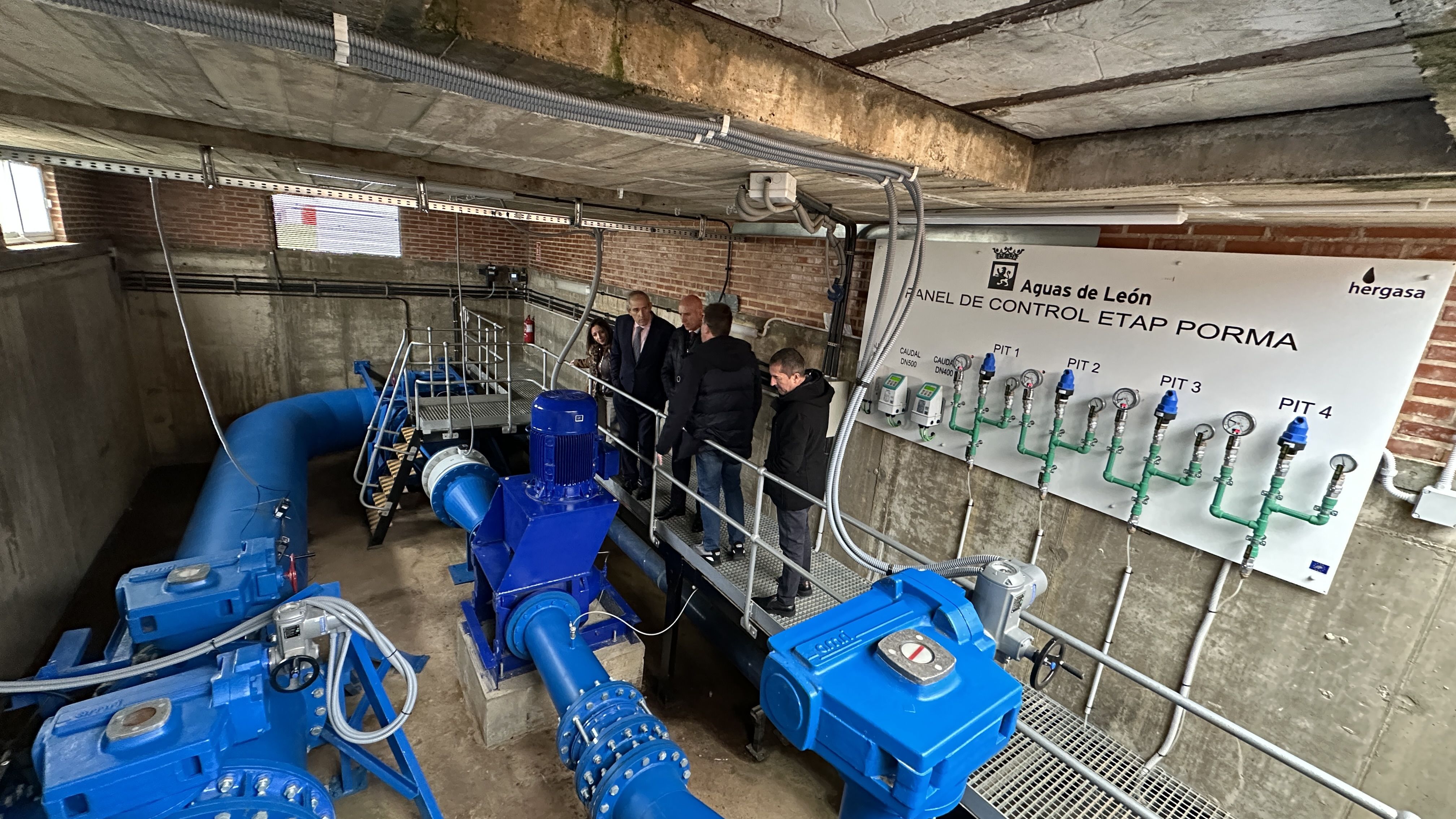 Visita municipal a la planta potabilizadora del Porma de Aguas de León. | L.N.C.