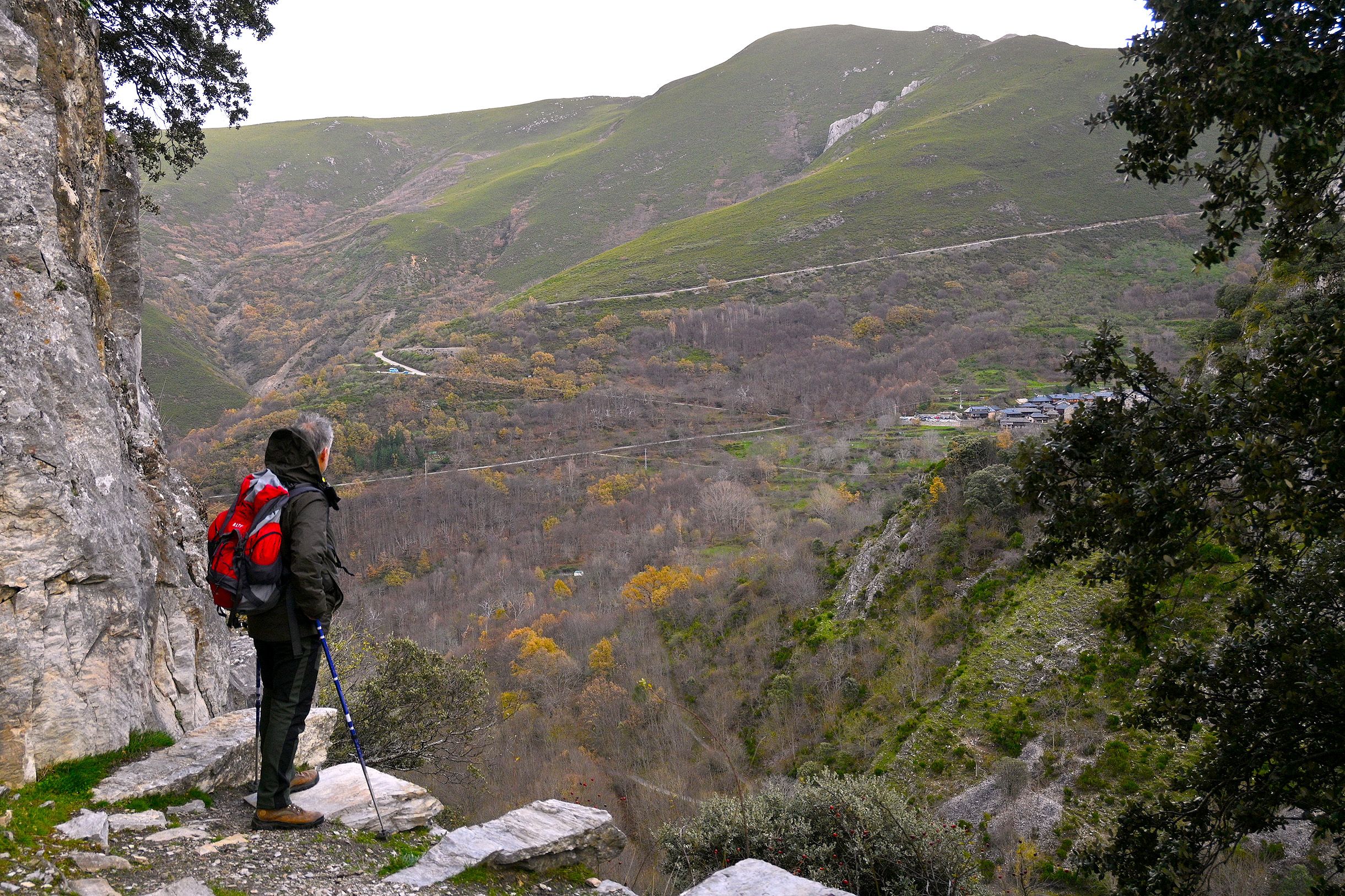 Vistas desde la cueva de San Genadio. | MARCE FERNÁNDEZ