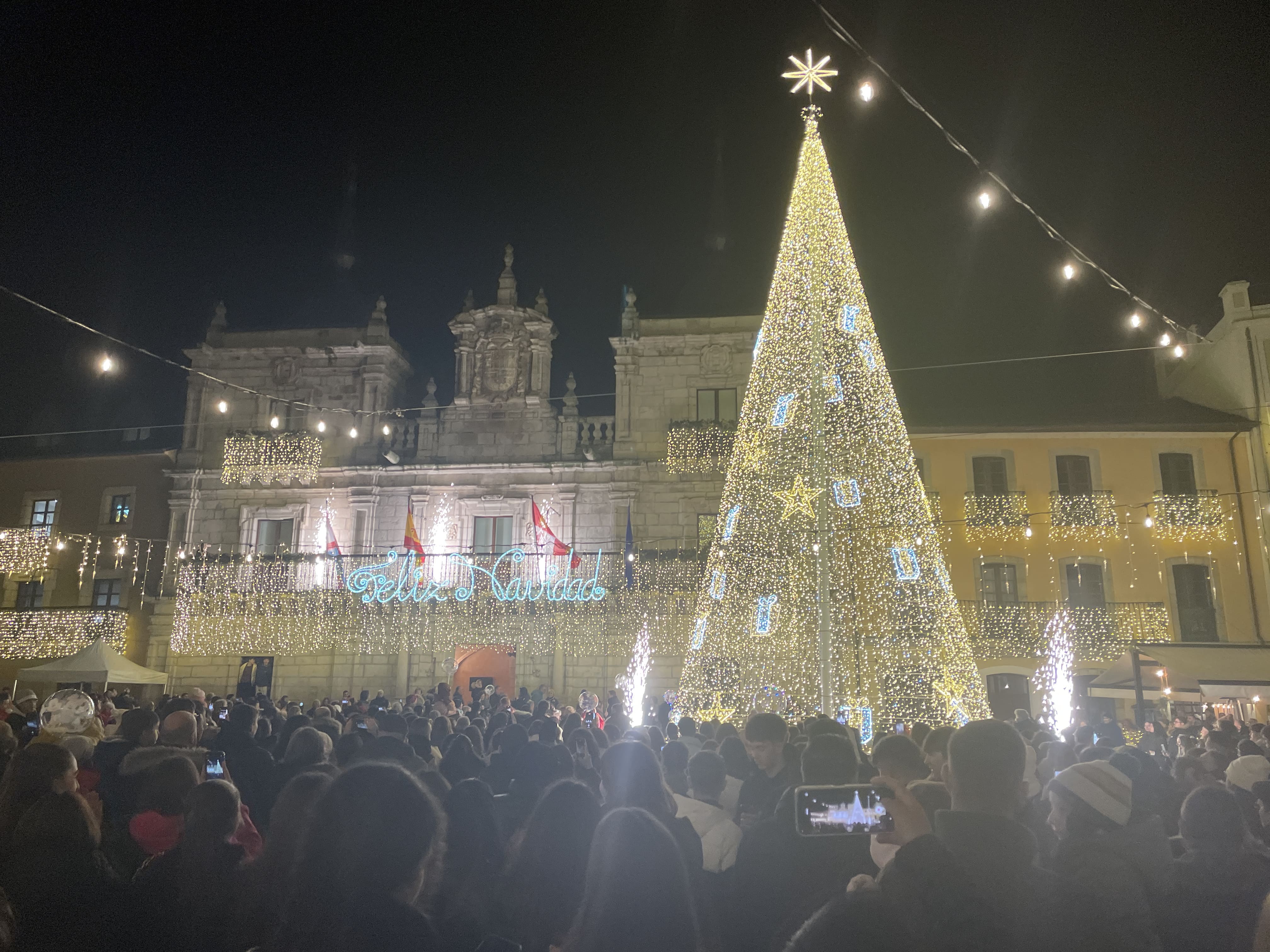 Encendido navideño en la plaza del Ayuntamiento el año pasado. | JAVIER FERNÁNDEZ