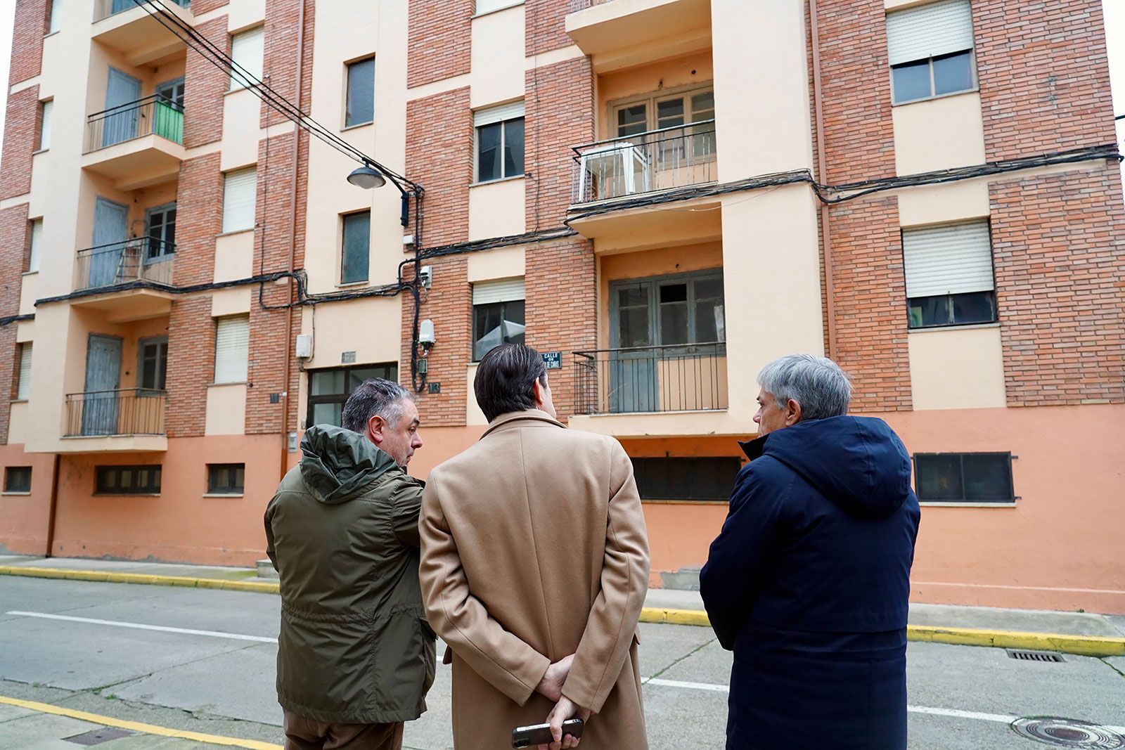 El alcalde de Astorga, el consejero y el delegado provincial observan el edificio. | CAMPILLO (ICAL)