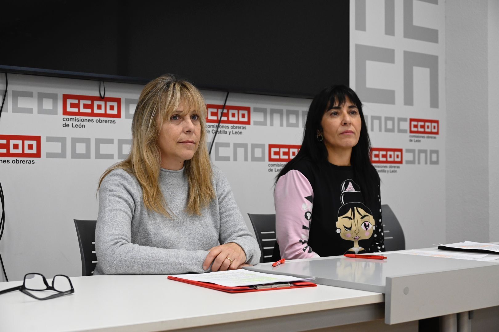 Sonia Sánchez-Torija y Humildad Rey, representantes de Correos en CCOO. | SAÚL ARÉN