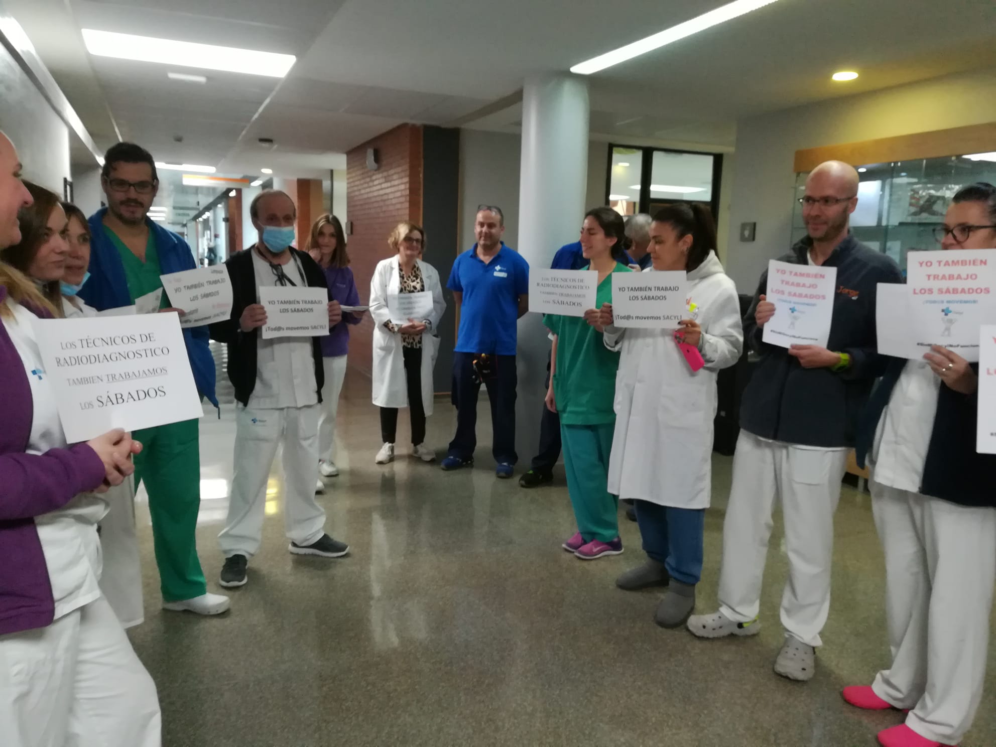 Los técnicos a las puertas de la zona de reunión del consejero. | MAR IGLESIAS