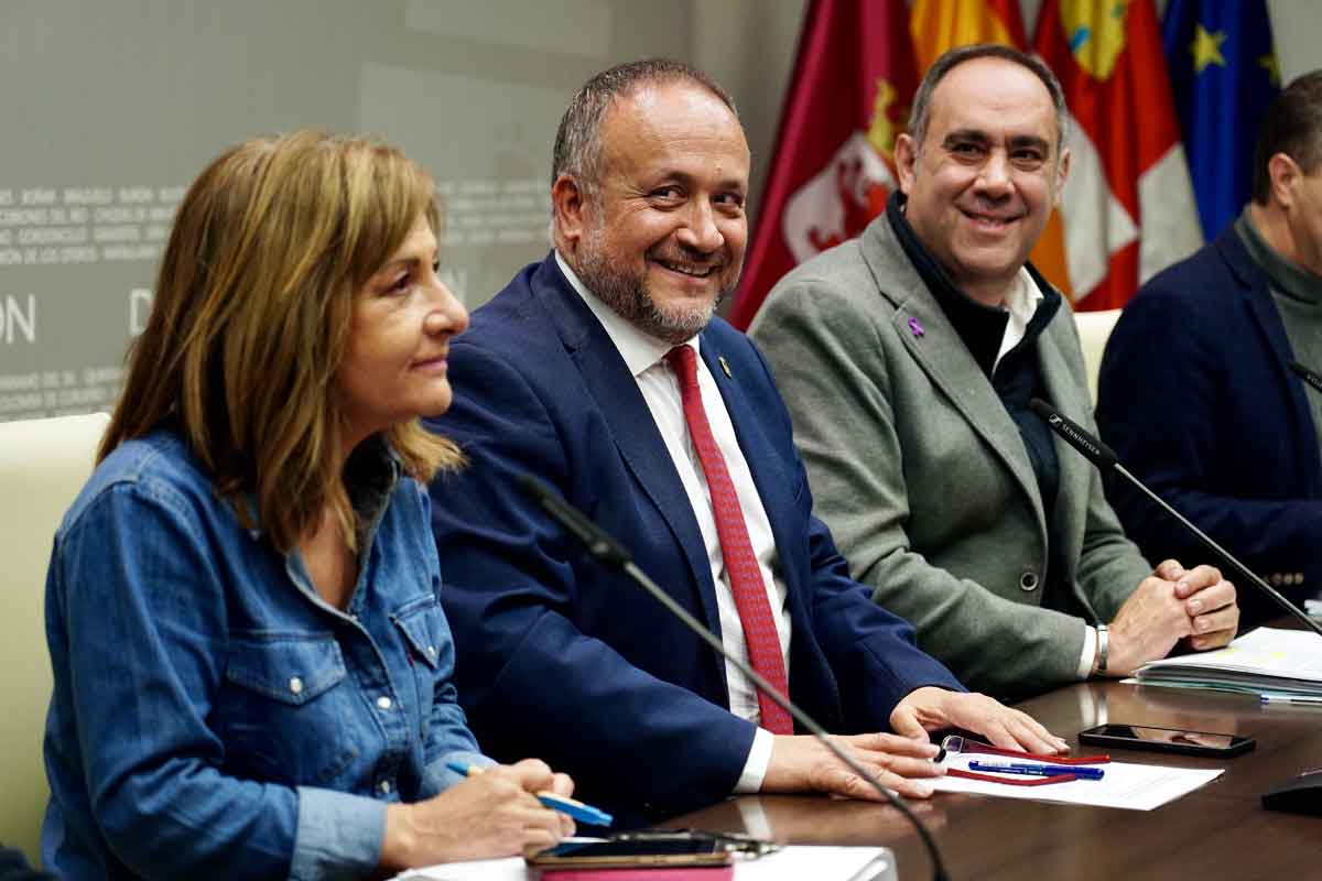 El presidente de la Diputación  junto a los diputados Valentín Martínez y Ana Arias. ICAL