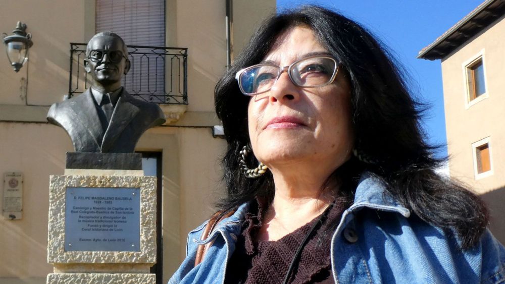 Frente al busto de Felipe Magdaleno. | GREGORIO FERNÁNDEZ CASTAÑÓN