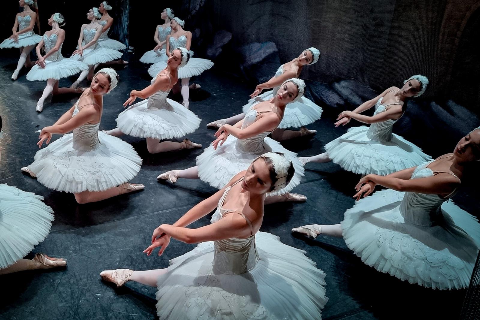 Un instante de ‘El lago de los cisnes’ de la International Ballet Company. | L.N.C.