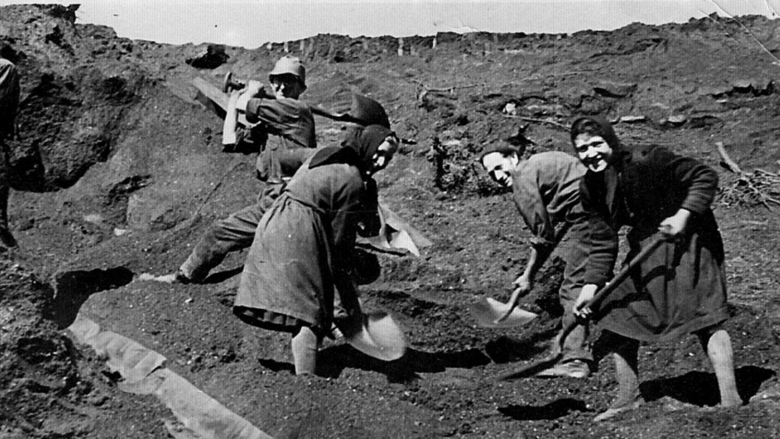 Una fotografía que muestra el trabajo de la mujer berciana en la mina. 