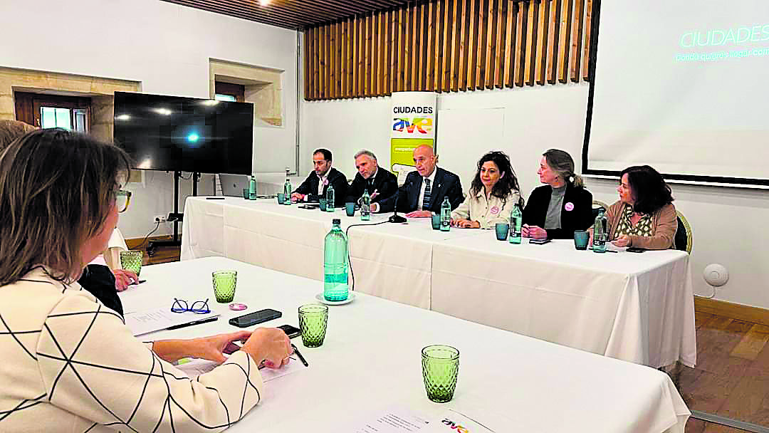 Un instante de la asamblea de la Red de Ciudades AVE celebrada este miércoles en León. | AYTO. DE LEÓN