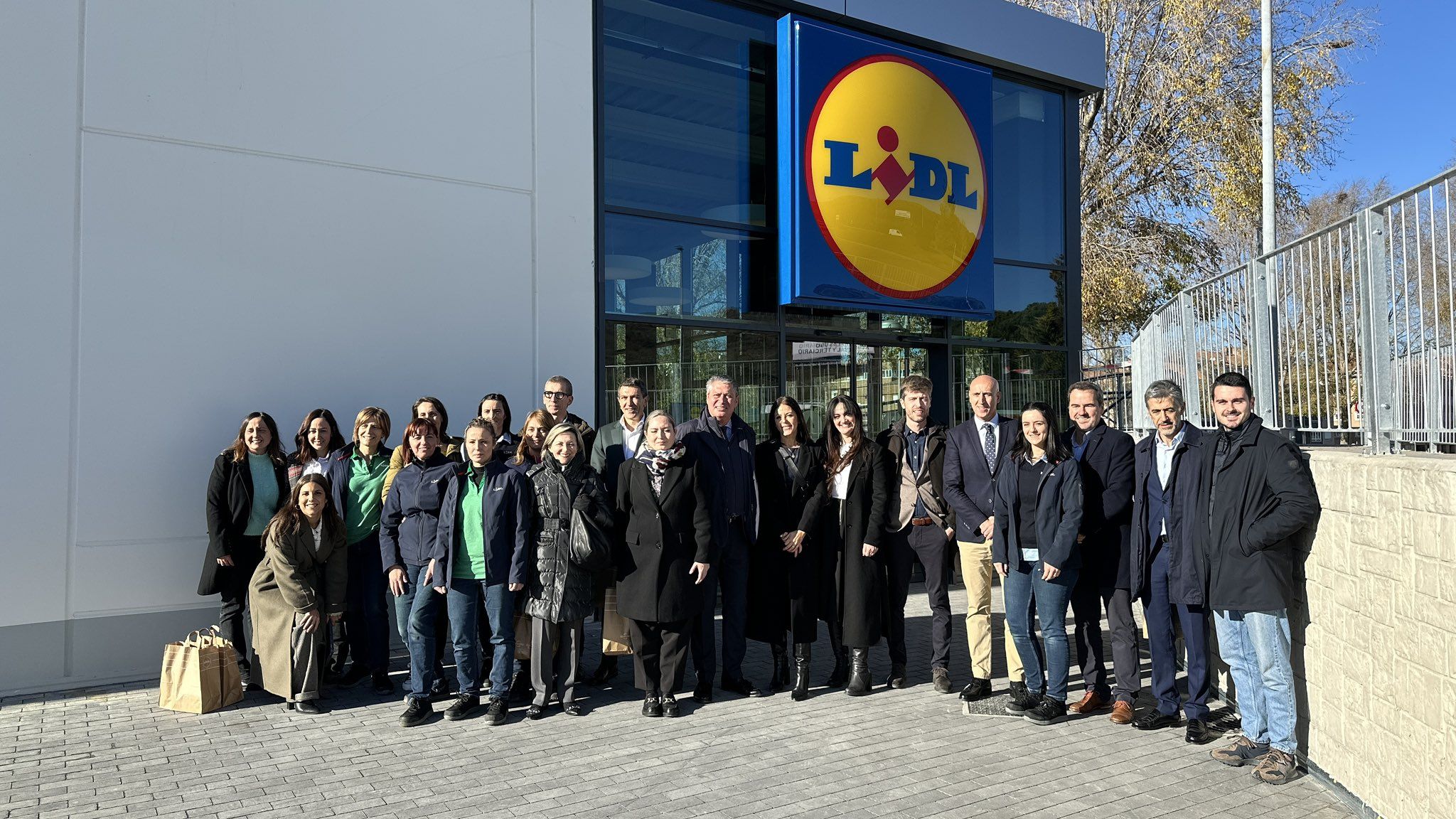 Un instante de la visita de los representantes municipales al nuevo supermercado Lidl de Eras.