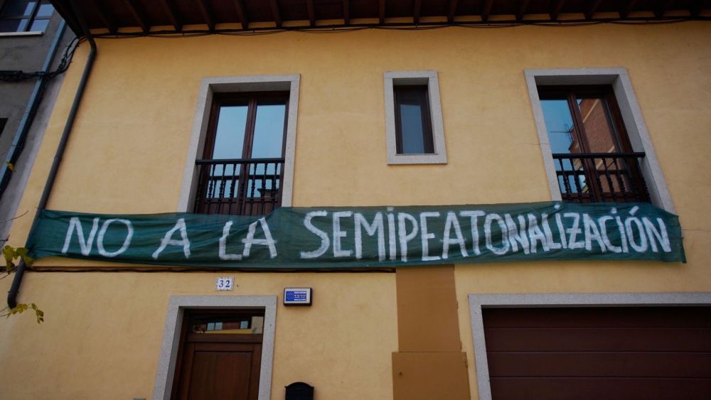 Pancartas contra el proyecto de semipeatonalización de la avenida del Castillo. | César Sánchez (Ical)