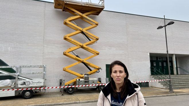 La concejala Eva González visita el comienzo de los trabajos.