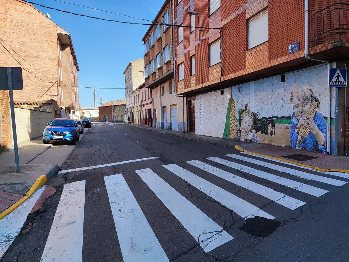 Calle La Fábrica donde se realizará la renovación de aceras. | A. RODRÍGUEZ