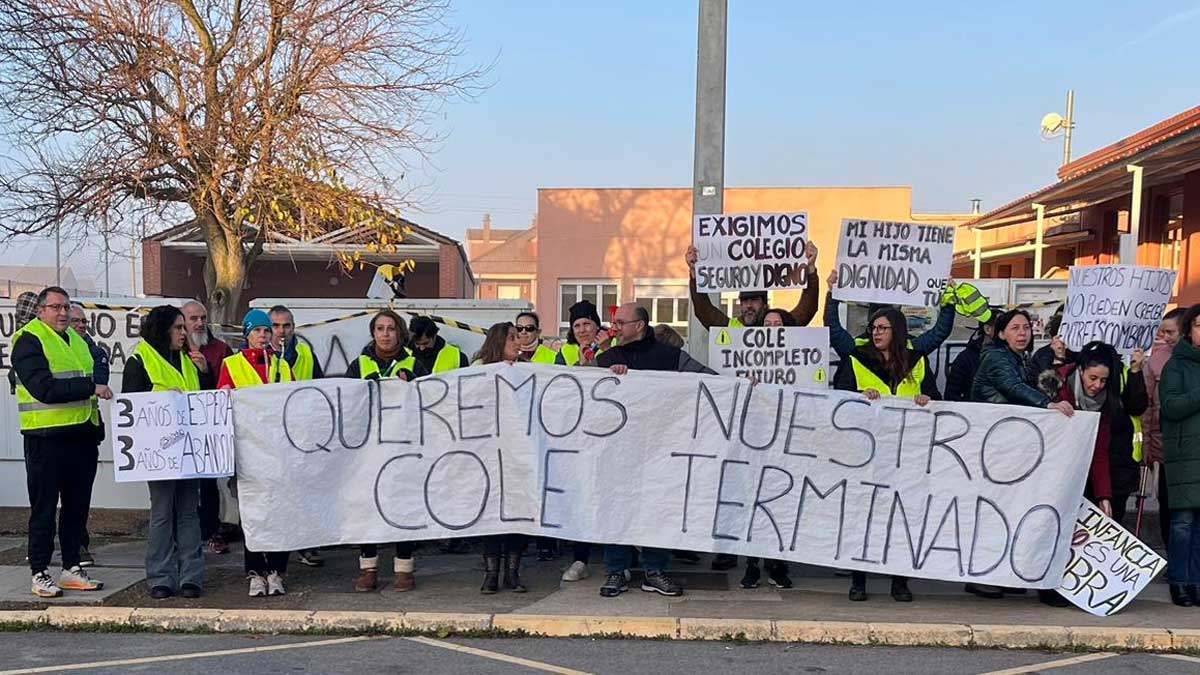 Concentración celebrada a primera hora de ayer a las puertas del centro educativo. | L.N.C.