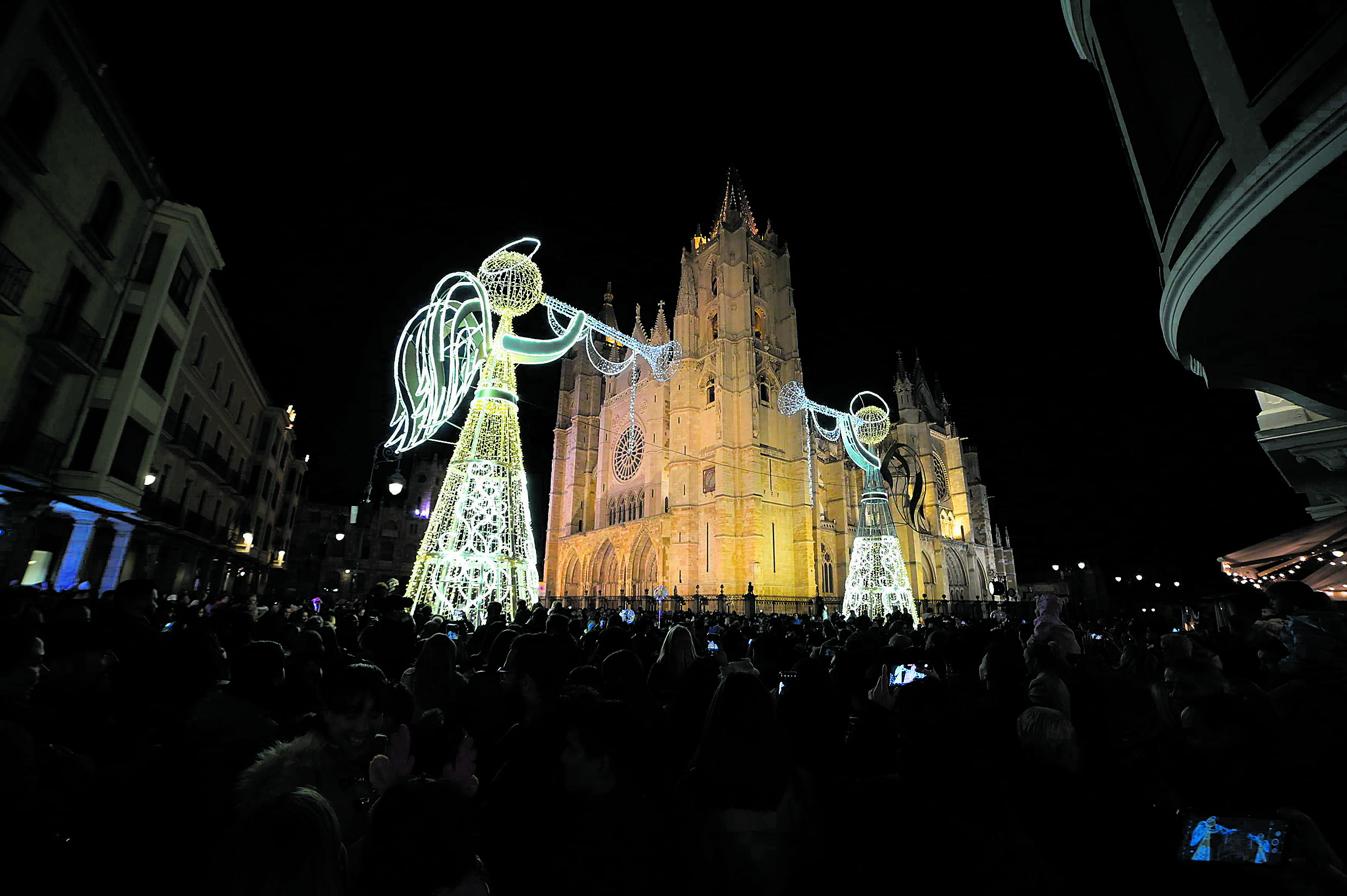 La Navidad abarrota cada año las calles de la ciudad de León. | MAURICIO PEÑA