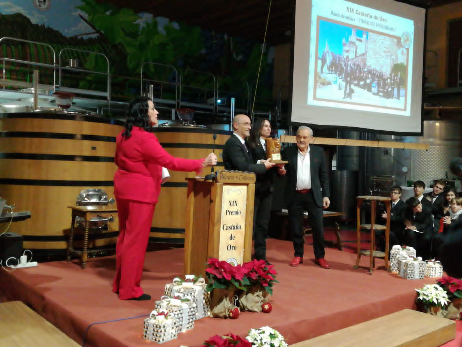 Entrega de la Castaña de Oro a la Banda de Música Ciudad de Ponferrada. | MAR IGLESIAS