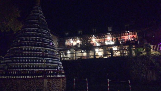 El Palacio a la espera del encendido de su árbol de botellas.| MAR IGLESIAS