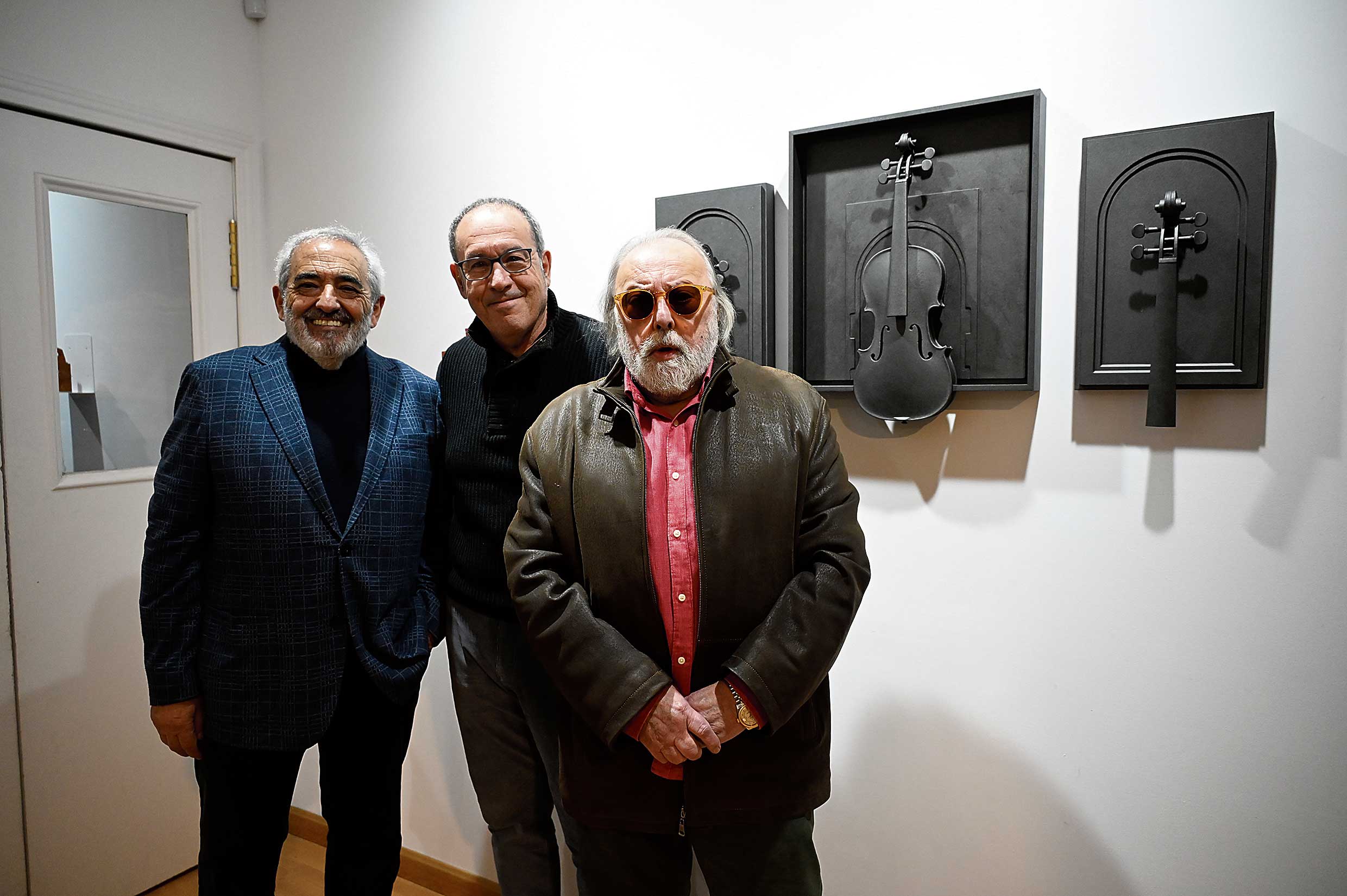 Un instante de la inauguración de la exposición de Juan Carlos Uriarte y Ramón Villa que tuvo lugar en la galería Espacio E de San Andrés. | SAÚL ARÉN