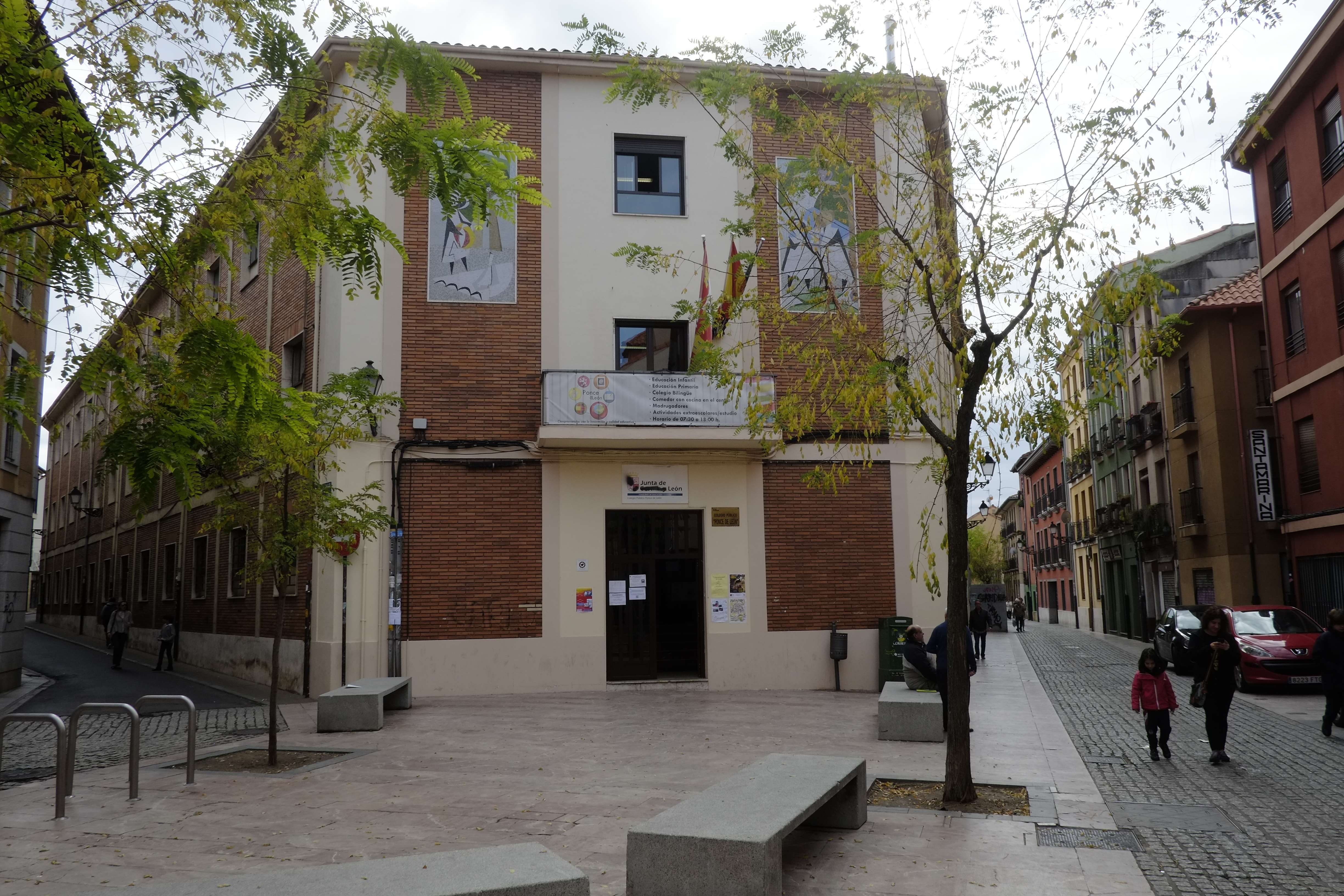 La plazuela del colegio Ponce de León, en el encuentro de Serranos, Pablo Flórez y Arvejal, se llamará Plaza del Desenclavo. | DANIEL MARTÍN