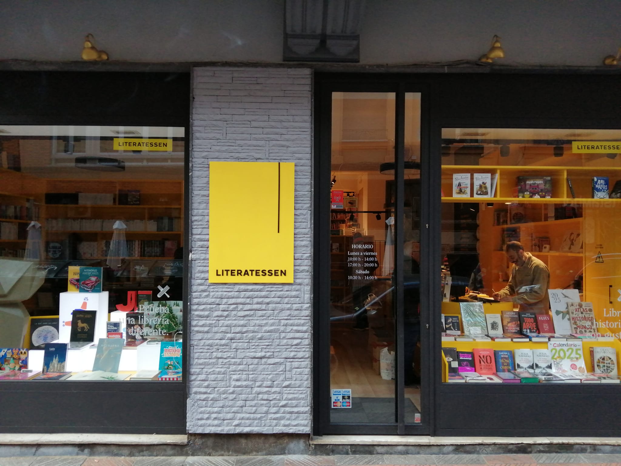 La fachada de la librería inaugurada recientemente en la calle Santisteban y Osorio. | JUANMARÍA G. CAMPAL