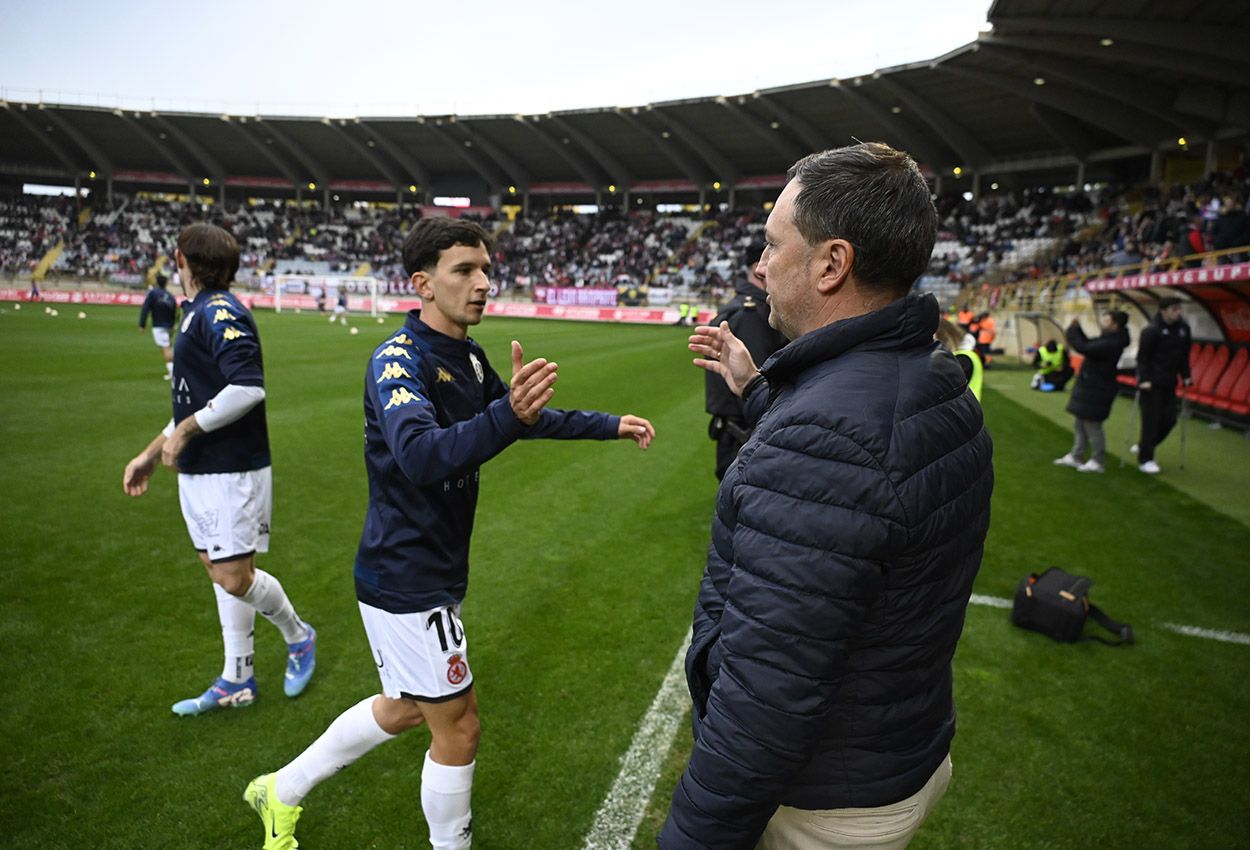 Llona con Luis Chacón durante el derbi leonés en el Reino de León | SAÚL ARÉN