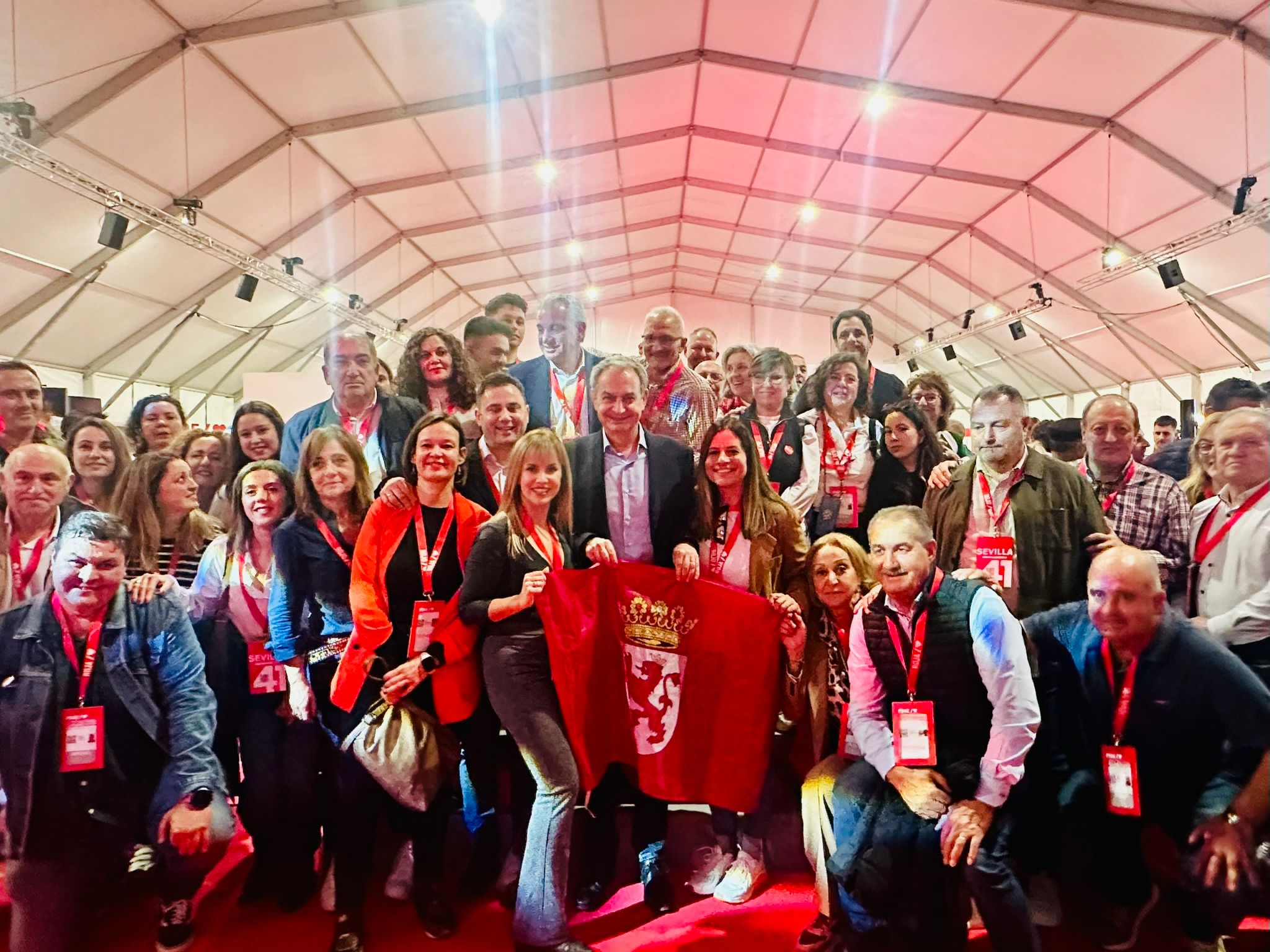 La delegación del PSOE de León en Sevilla, con el expresidente Zapatero. | L.N.C.