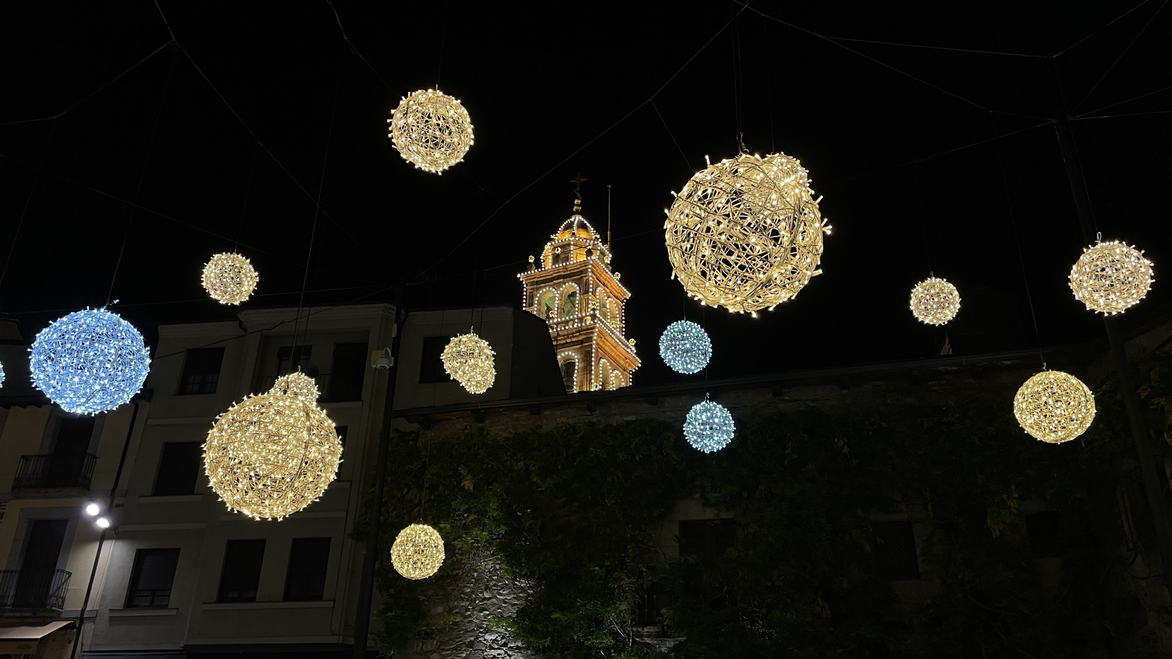 Iluminación navideña en Ponferrada. | JAVIER FERNÁNDEZ