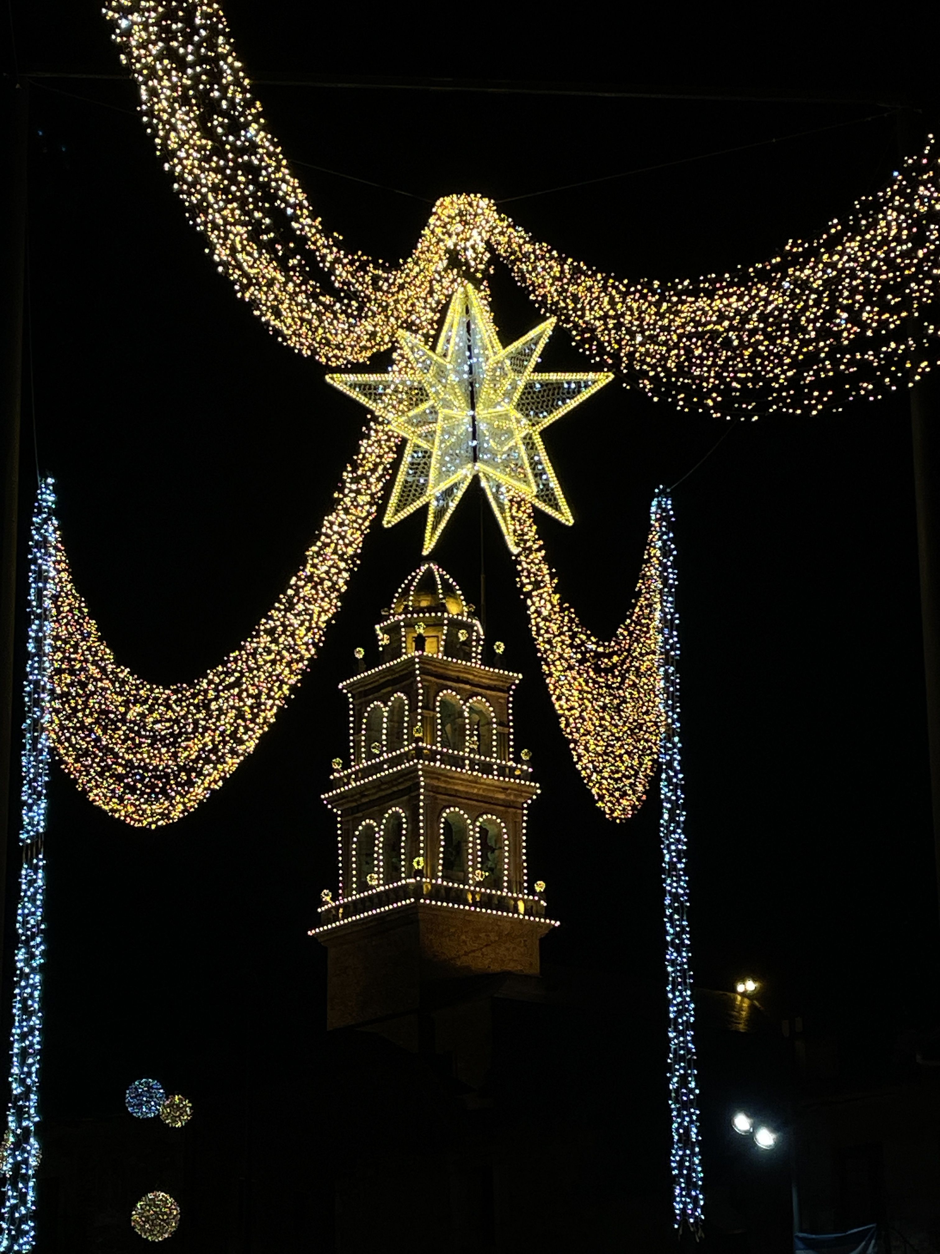 Iluminación navideña en Ponferrada. | JAVIER FERNÁNDEZ