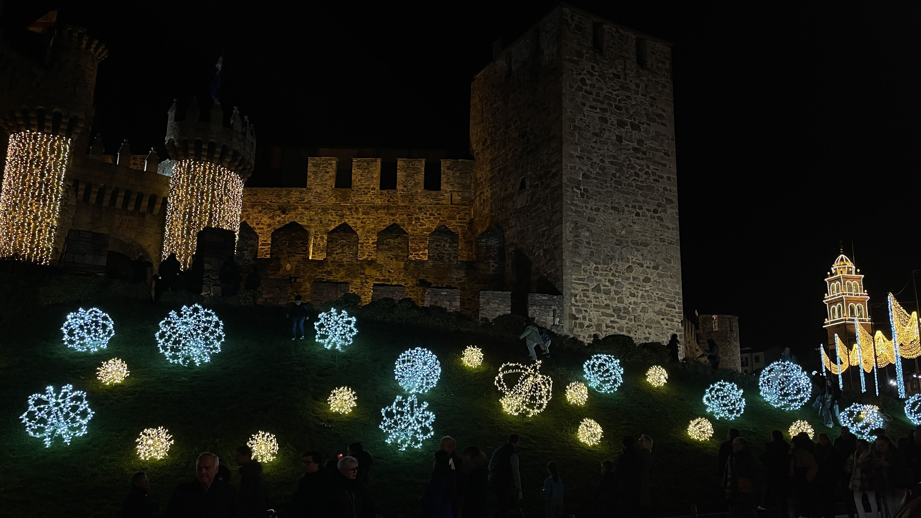 Iluminación navideña en Ponferrada. | JAVIER FERNÁNDEZ